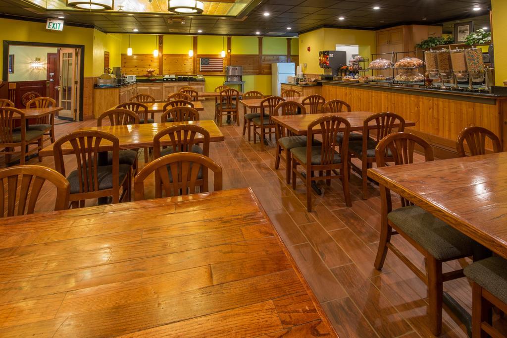 Ramada By Wyndham Medford Hotel & Conference Center Extérieur photo