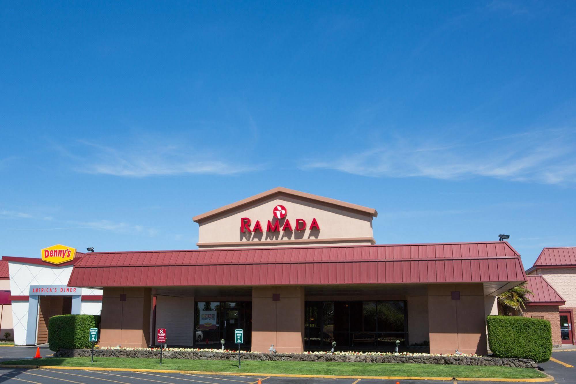 Ramada By Wyndham Medford Hotel & Conference Center Extérieur photo