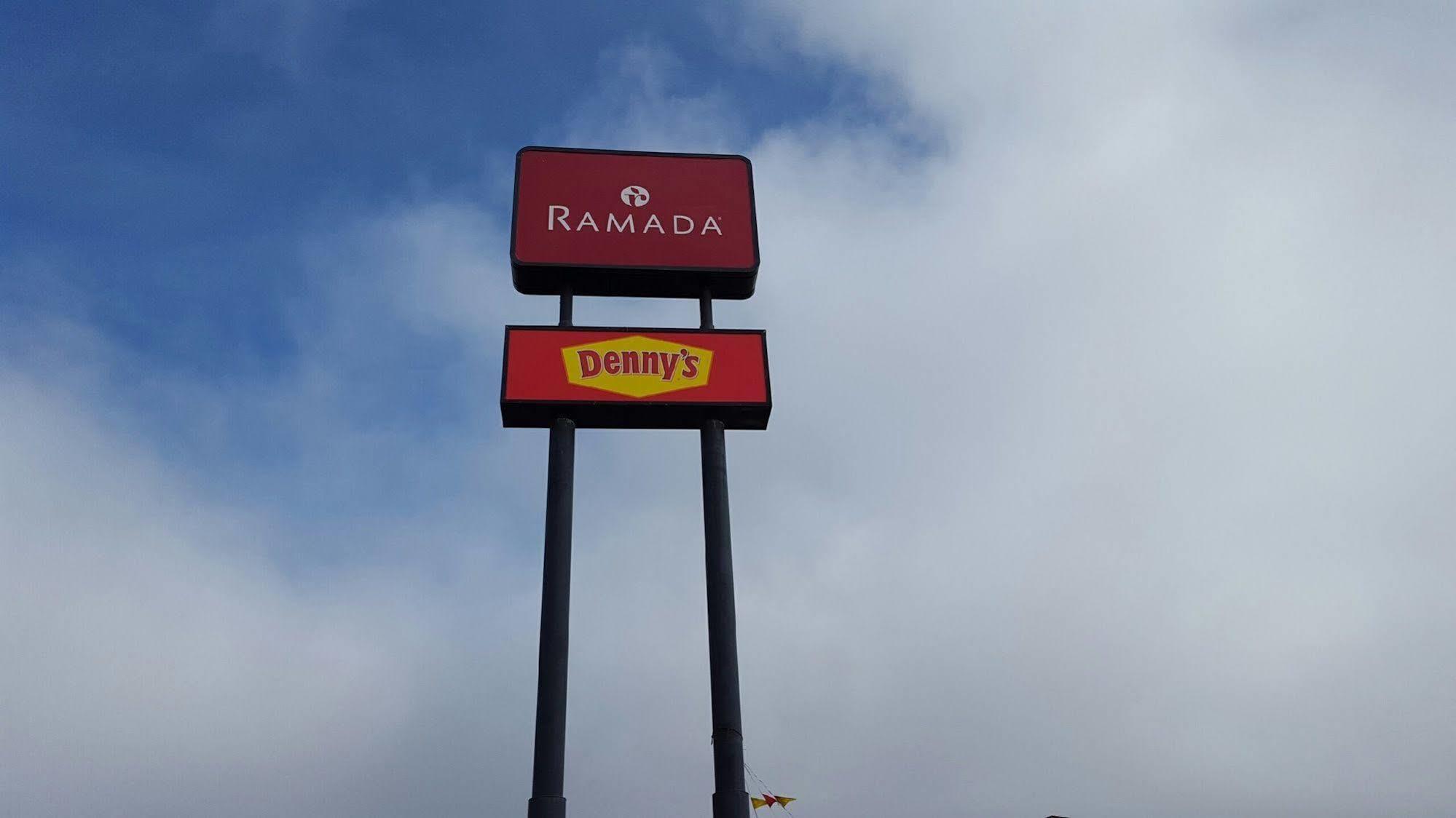 Ramada By Wyndham Medford Hotel & Conference Center Extérieur photo