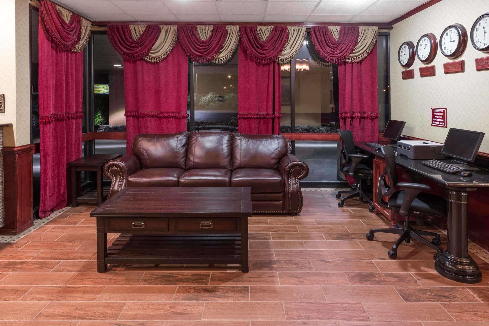 Ramada By Wyndham Medford Hotel & Conference Center Extérieur photo
