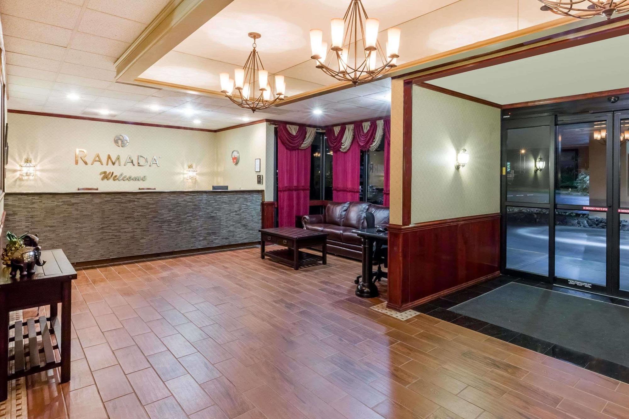 Ramada By Wyndham Medford Hotel & Conference Center Extérieur photo