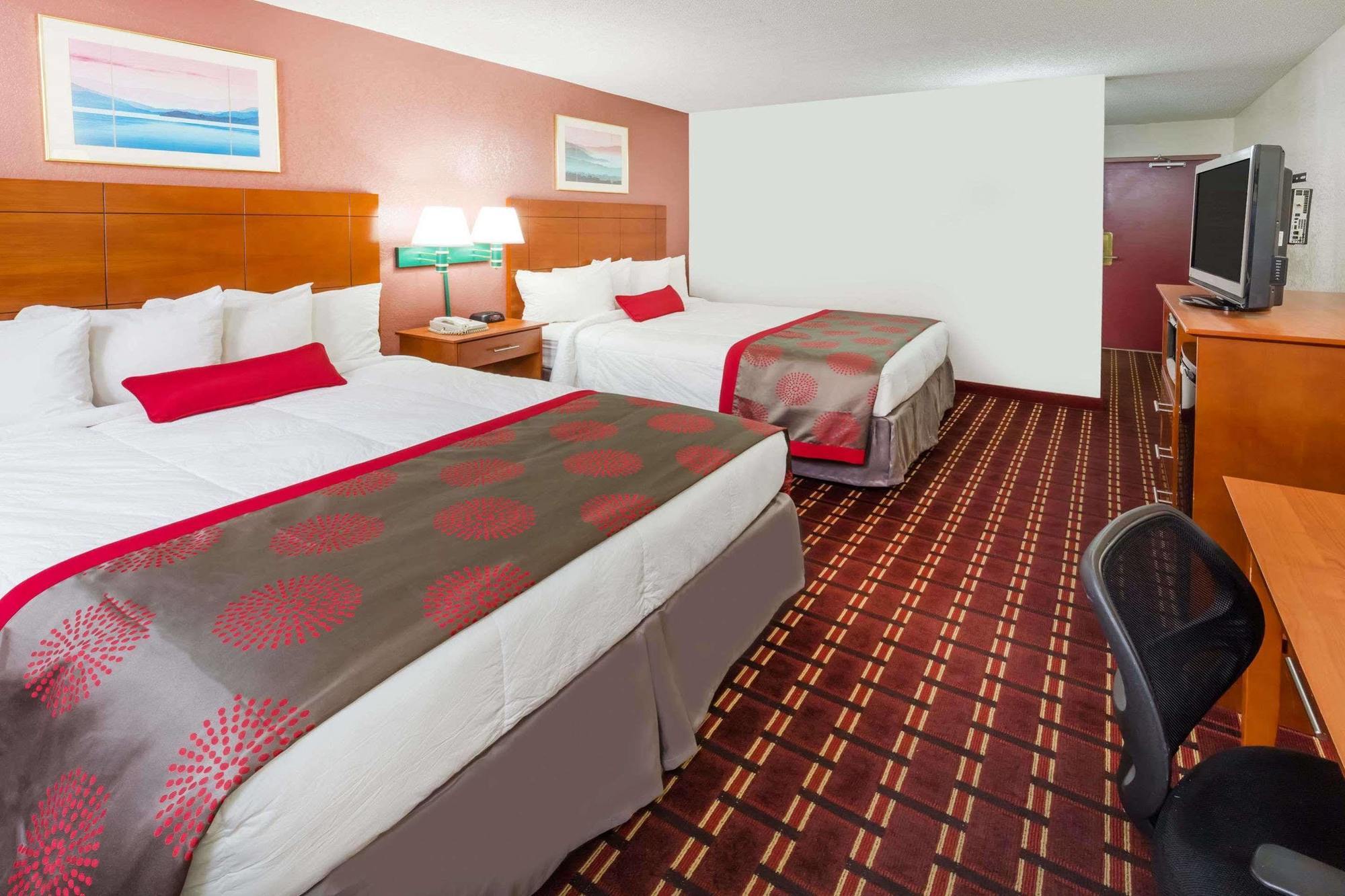 Ramada By Wyndham Medford Hotel & Conference Center Extérieur photo