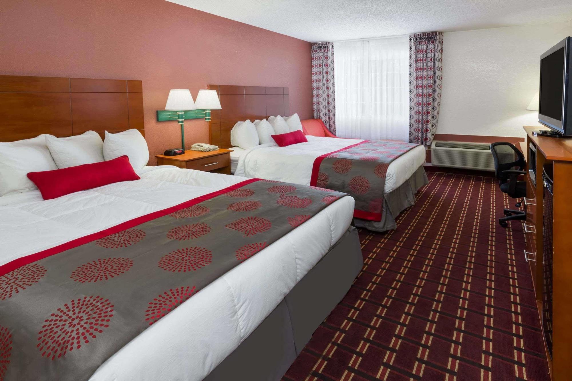 Ramada By Wyndham Medford Hotel & Conference Center Extérieur photo