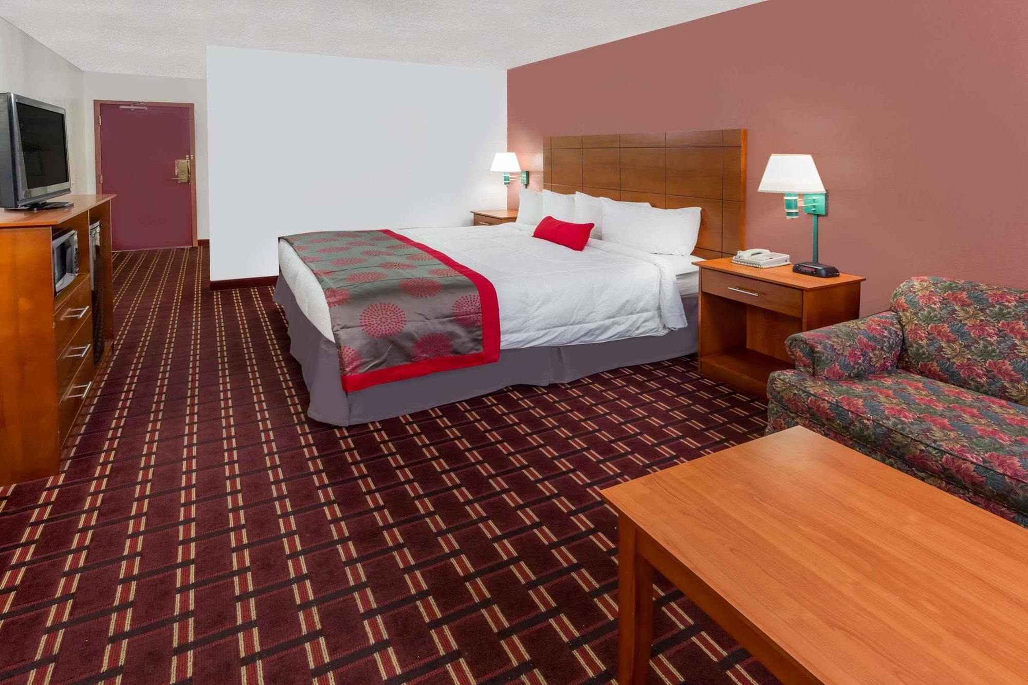 Ramada By Wyndham Medford Hotel & Conference Center Extérieur photo