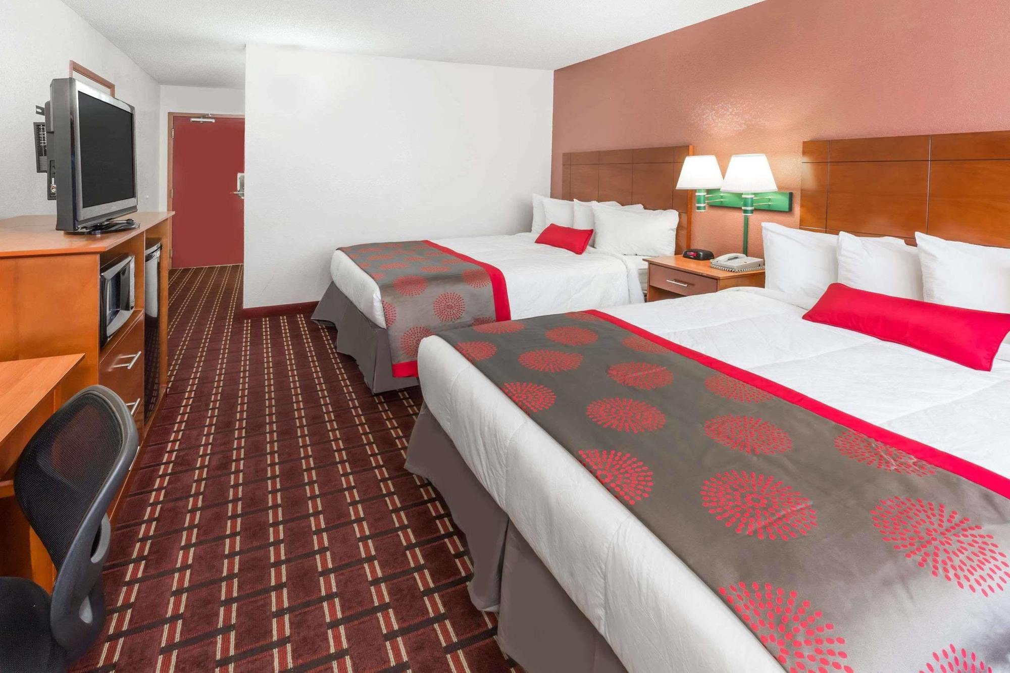 Ramada By Wyndham Medford Hotel & Conference Center Extérieur photo