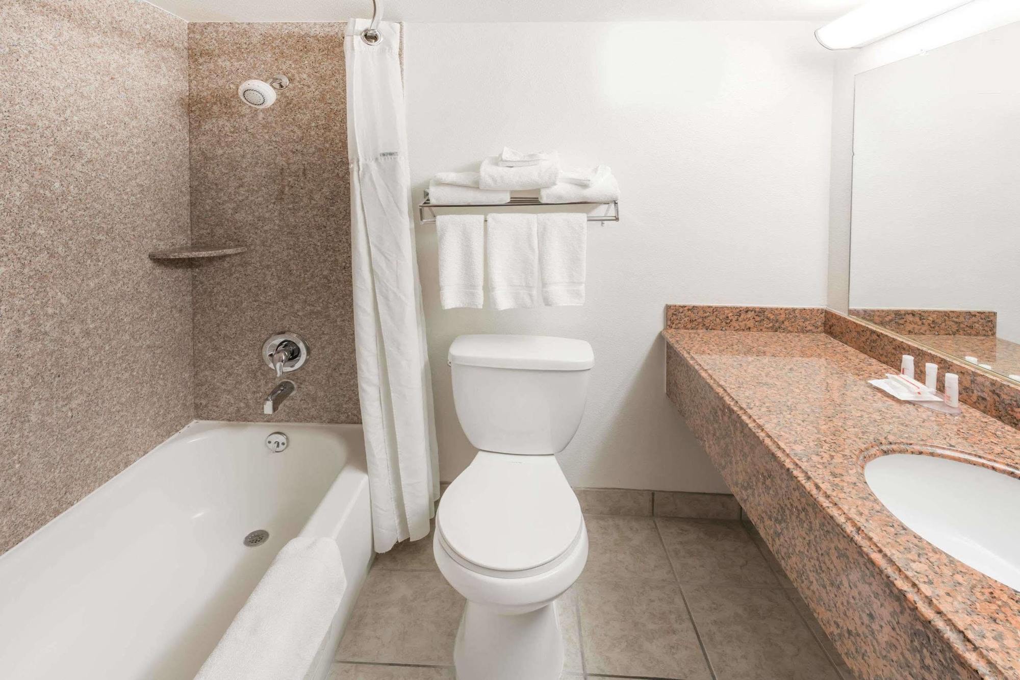 Ramada By Wyndham Medford Hotel & Conference Center Extérieur photo