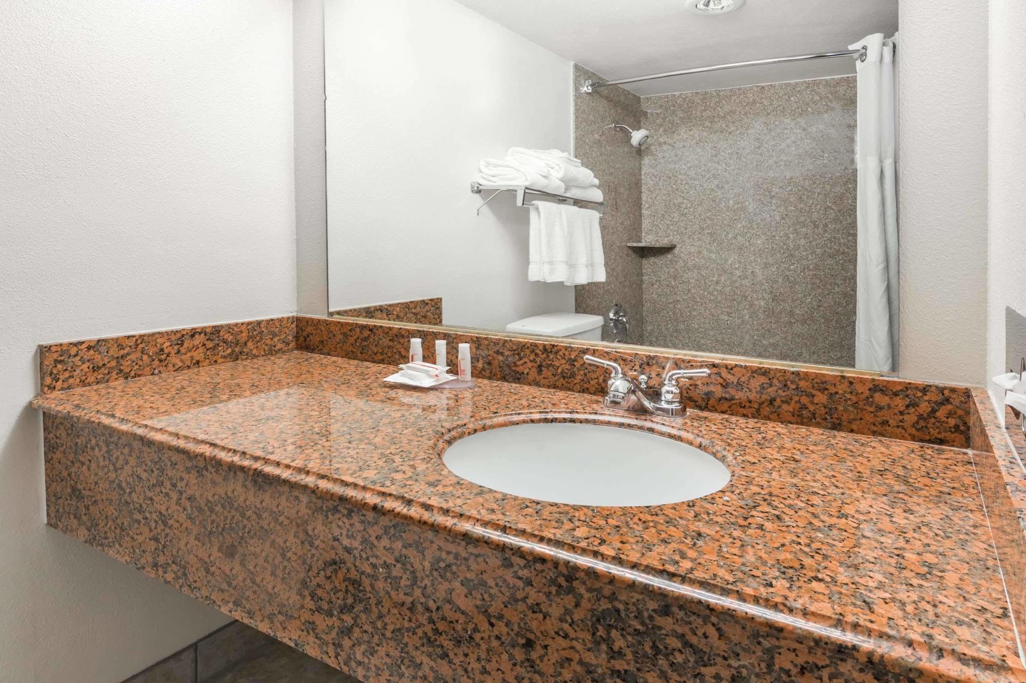 Ramada By Wyndham Medford Hotel & Conference Center Extérieur photo
