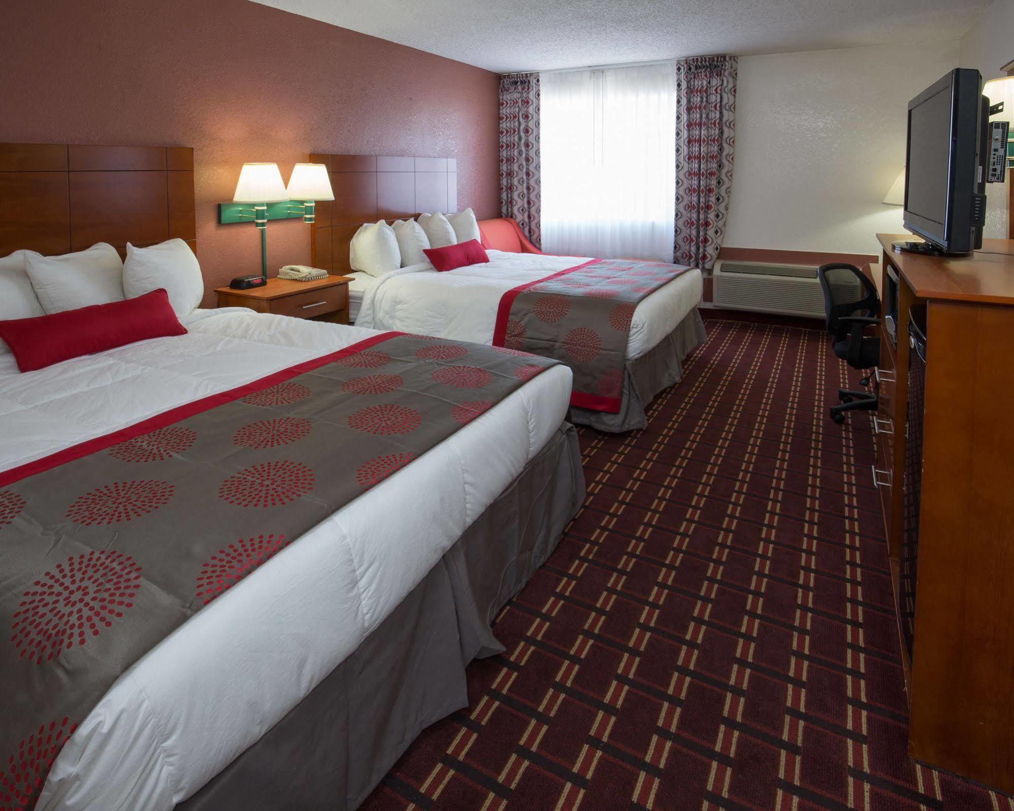 Ramada By Wyndham Medford Hotel & Conference Center Extérieur photo
