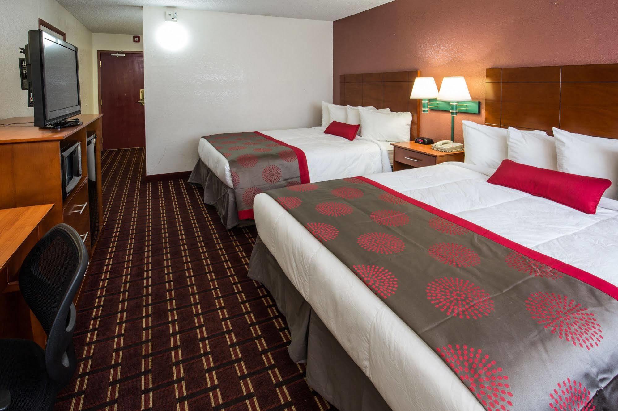 Ramada By Wyndham Medford Hotel & Conference Center Extérieur photo