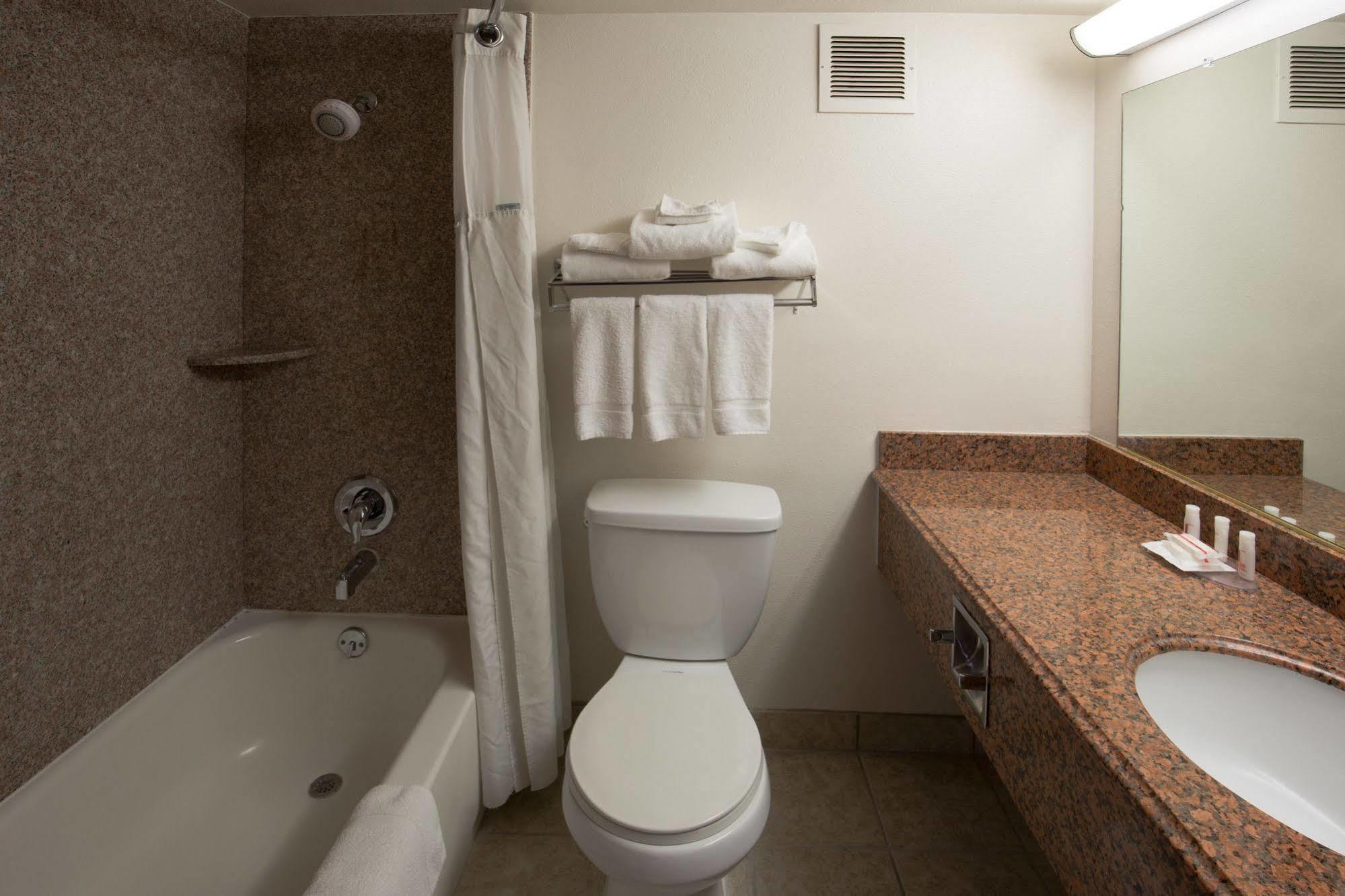 Ramada By Wyndham Medford Hotel & Conference Center Extérieur photo