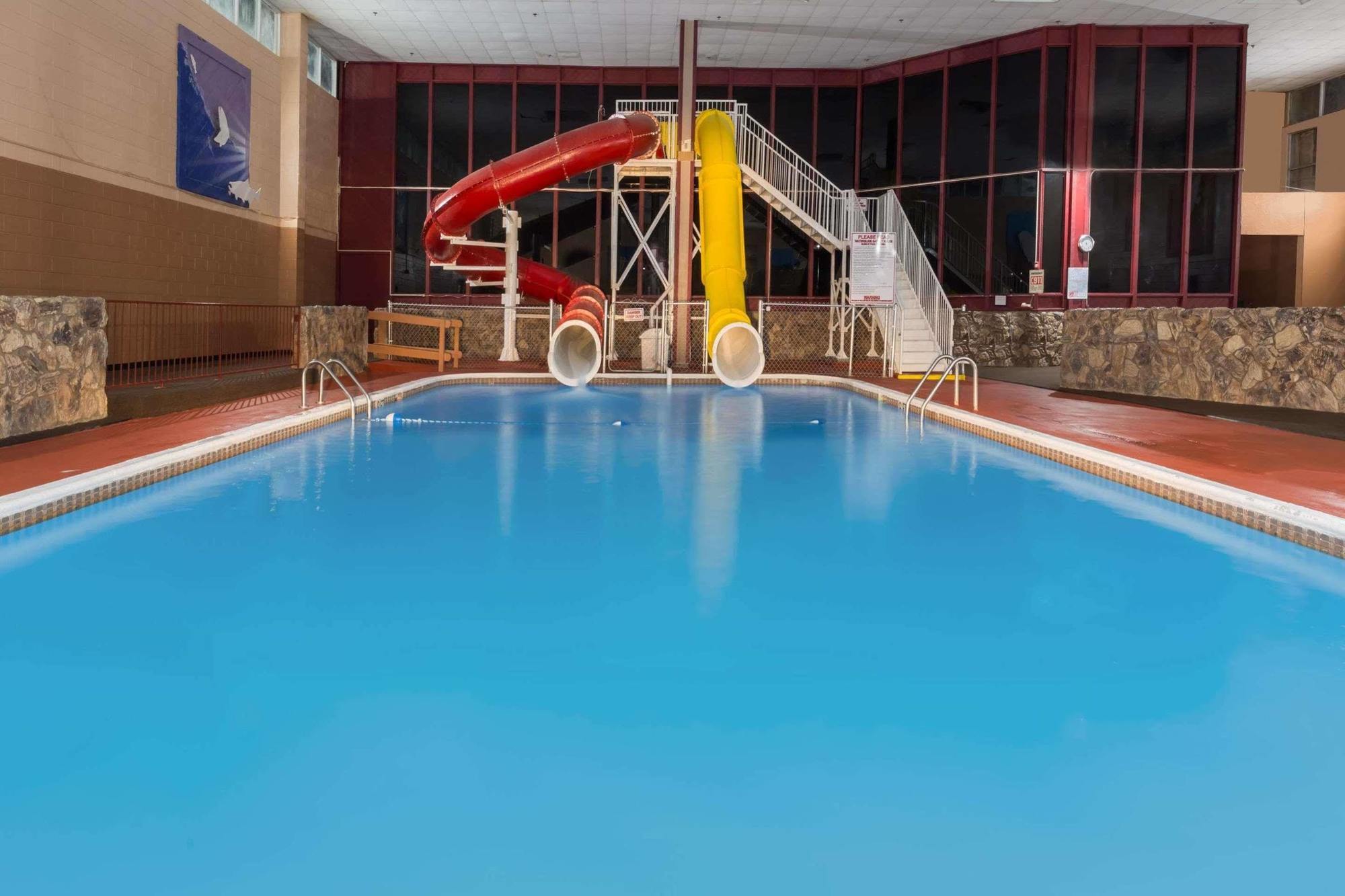 Ramada By Wyndham Medford Hotel & Conference Center Extérieur photo