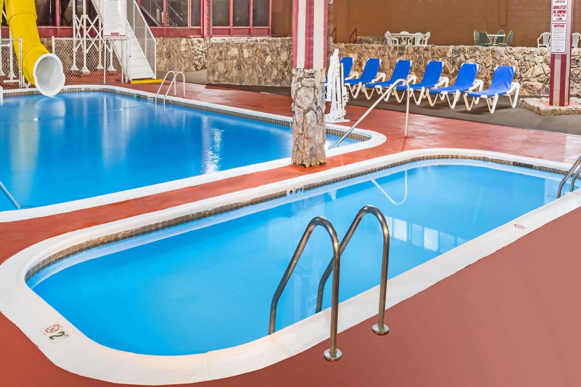 Ramada By Wyndham Medford Hotel & Conference Center Extérieur photo