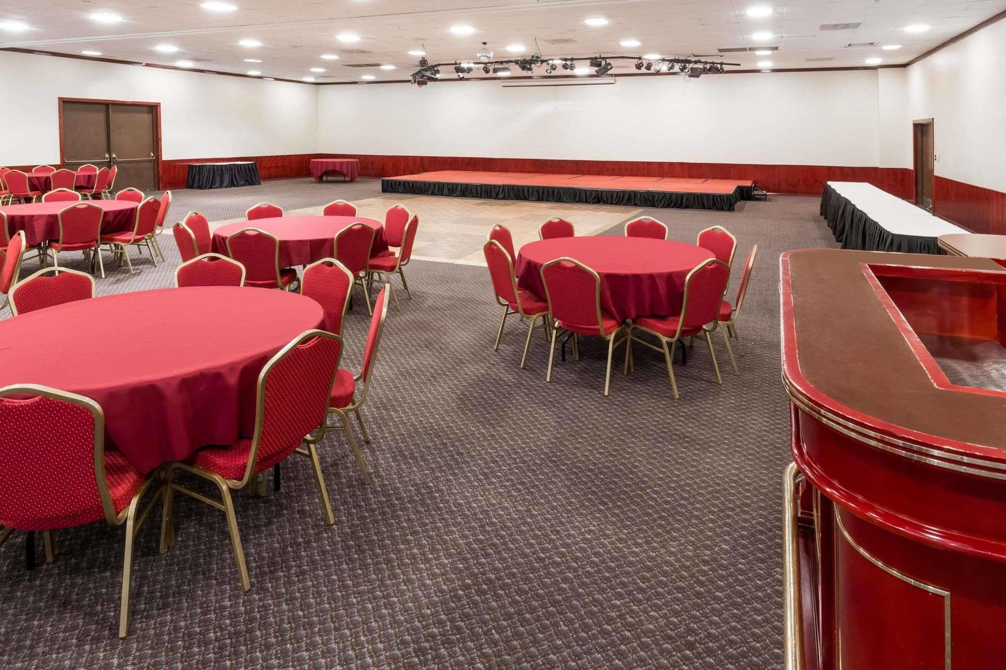 Ramada By Wyndham Medford Hotel & Conference Center Extérieur photo