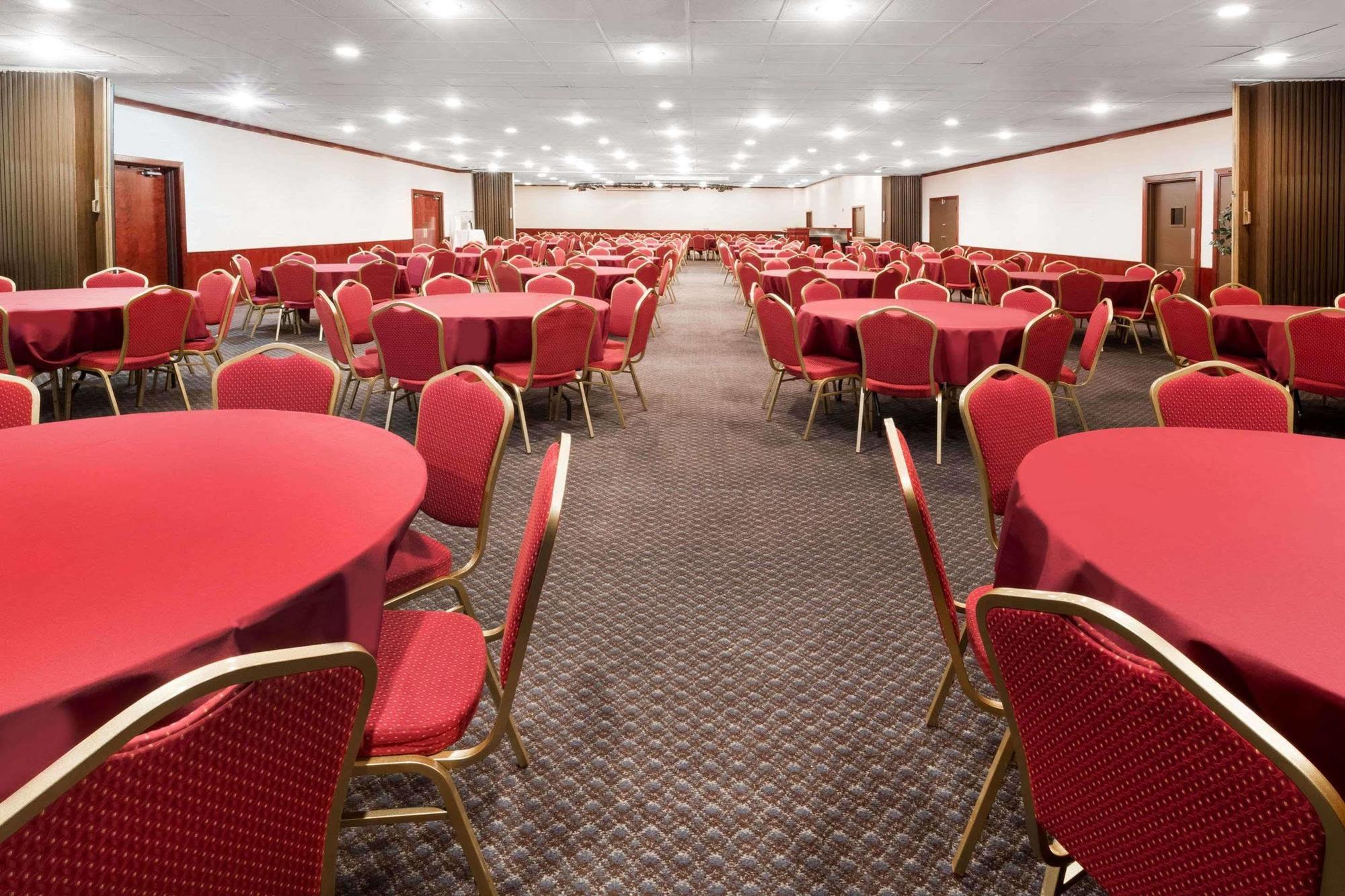Ramada By Wyndham Medford Hotel & Conference Center Extérieur photo
