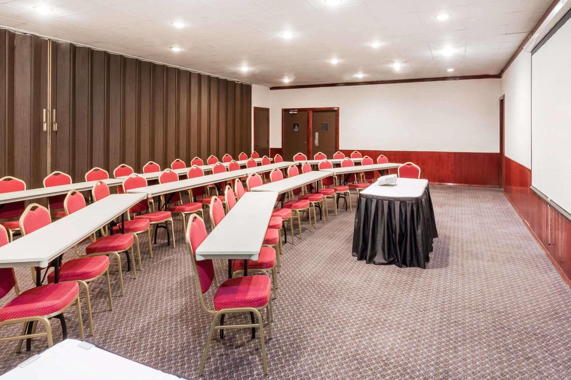 Ramada By Wyndham Medford Hotel & Conference Center Extérieur photo