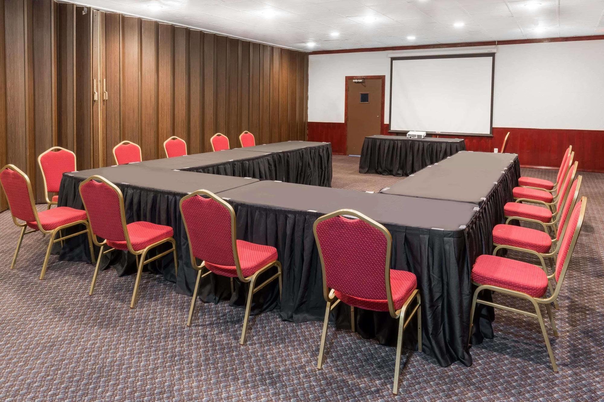 Ramada By Wyndham Medford Hotel & Conference Center Extérieur photo
