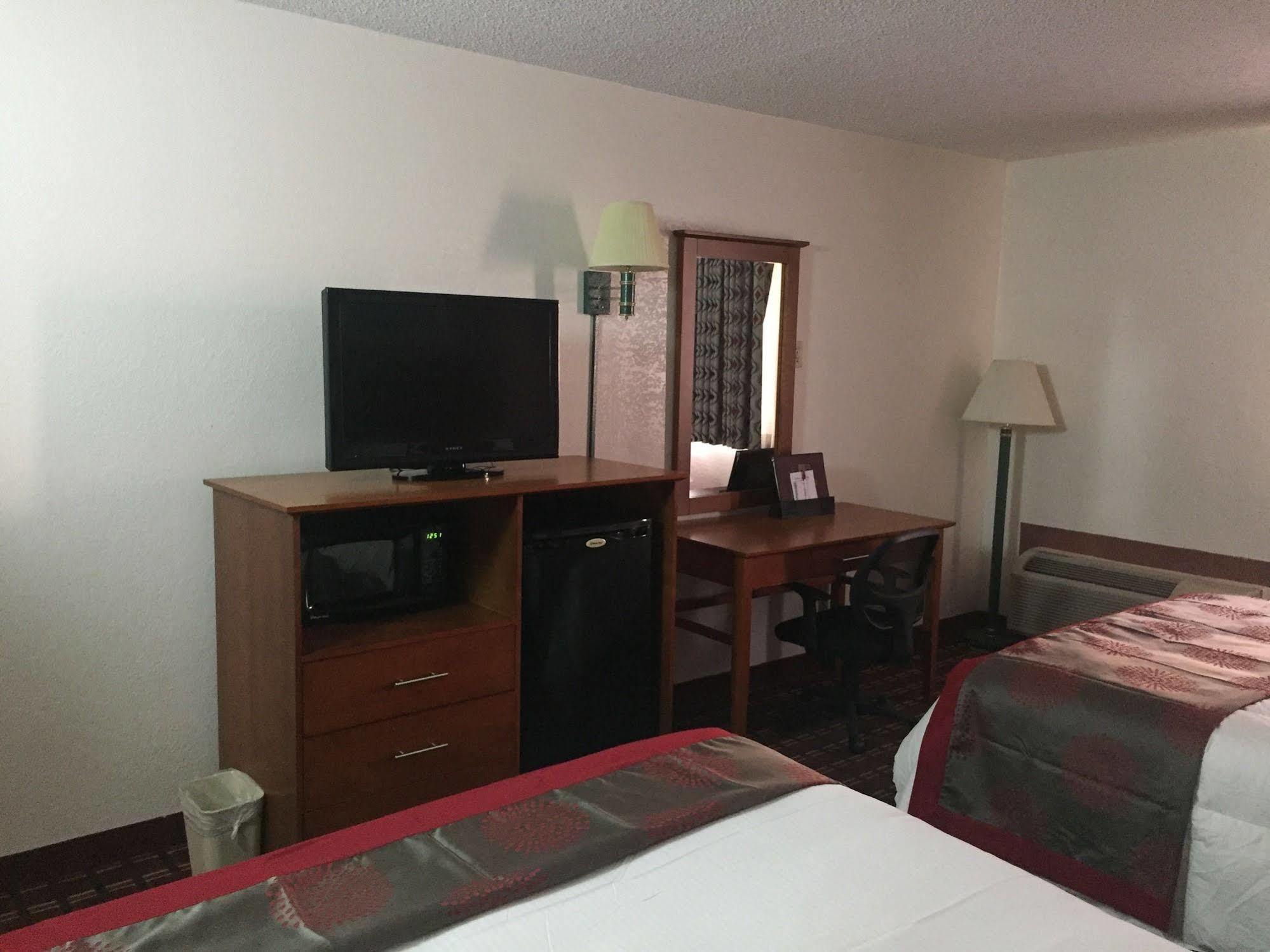 Ramada By Wyndham Medford Hotel & Conference Center Extérieur photo