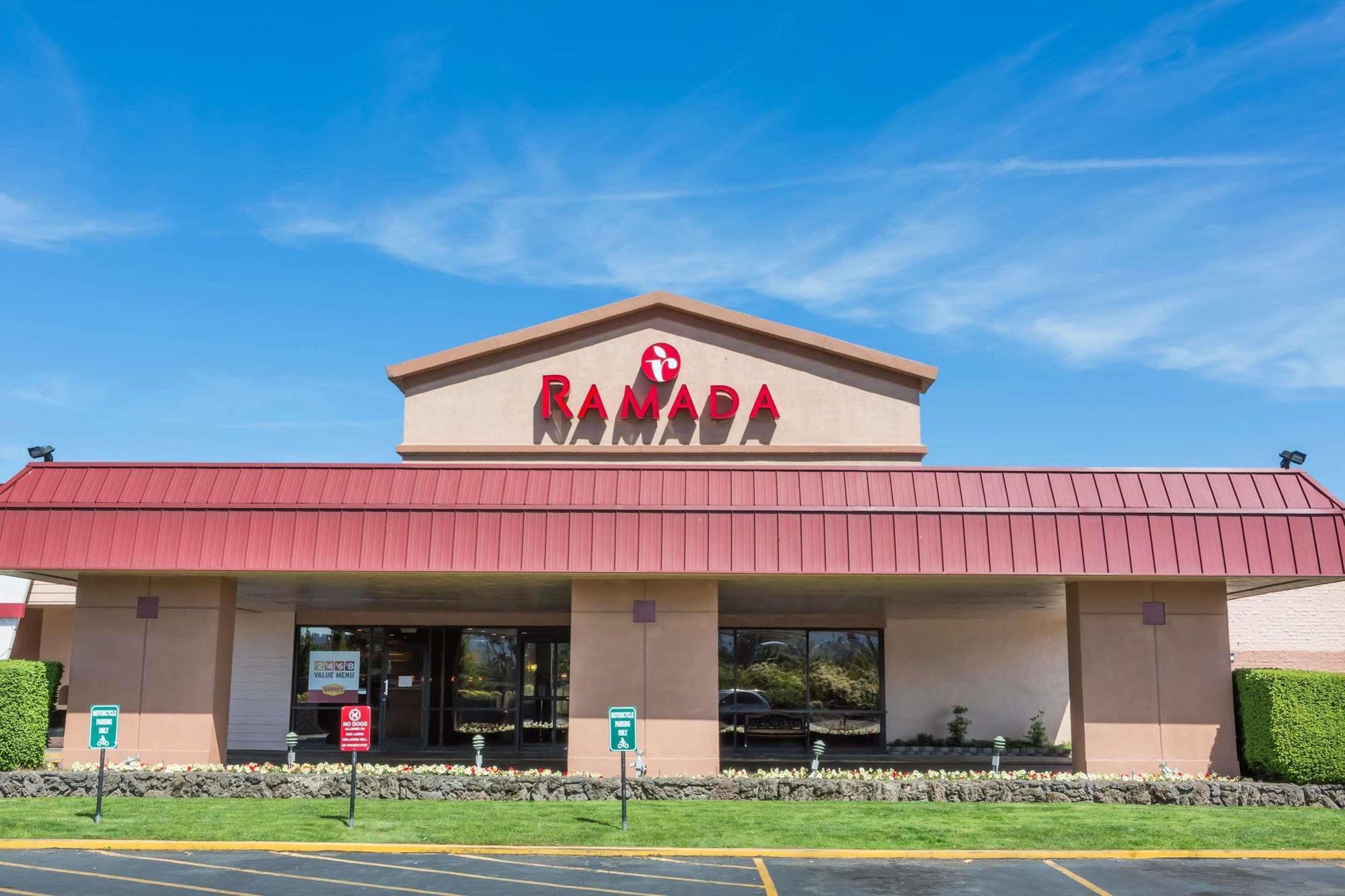 Ramada By Wyndham Medford Hotel & Conference Center Extérieur photo