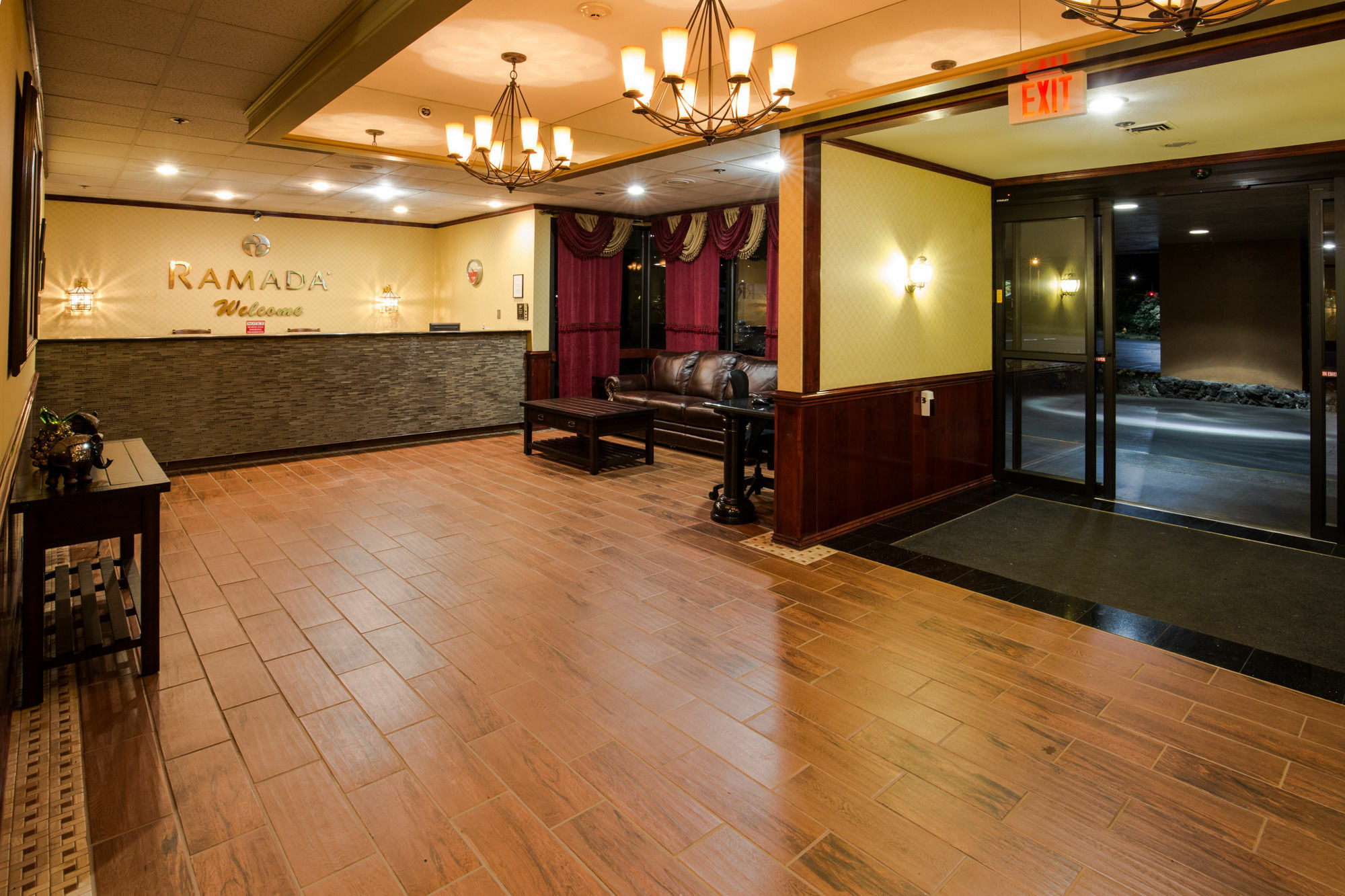 Ramada By Wyndham Medford Hotel & Conference Center Extérieur photo